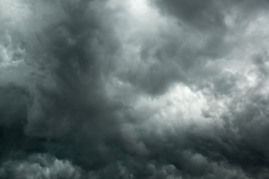 Fırtına öncesi sessizlik karanlık fırtına bulutları