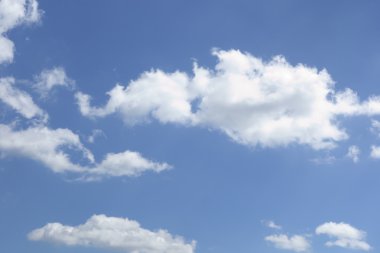 mavi gökyüzü bir arka plan üzerinde yüzen beyaz bulutlar