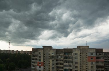 Fırtına öncesi sessizlik karanlık fırtına bulutları