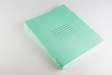 İlkokul için bir yığın ince not defteri.