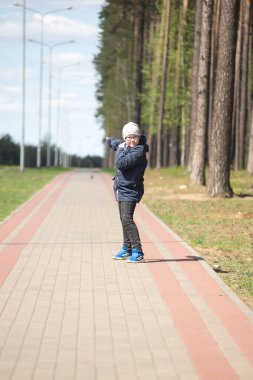 Genç adam temiz havada yürüyor ve baharın tadını çıkarıyor.