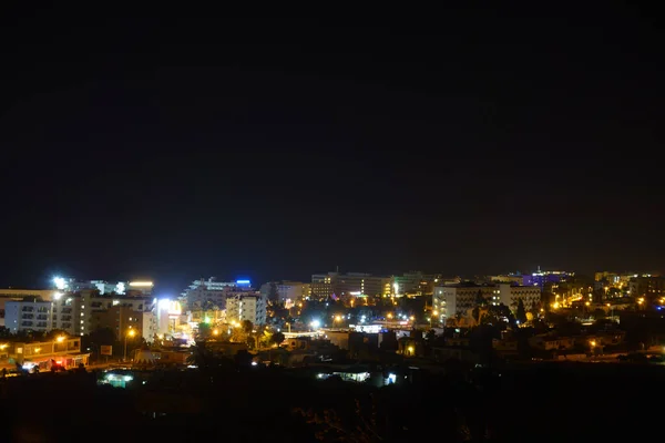 Город Светится Яркими Огнями Ночное Время — стоковое фото