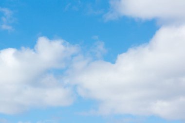 Uçan beyaz bulutlu mavi gökyüzü