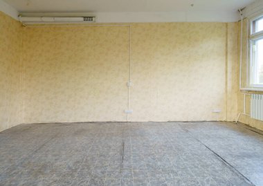 Tamir edilmesi gereken eski bir oda.