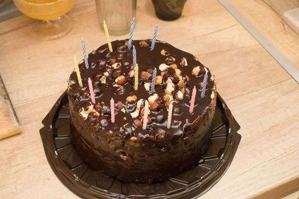 Gâteau Recouvert Chocolat Avec Quelques Bougies Pour Une Fête Anniversaire — Photo