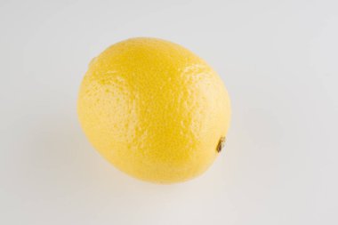 Beyaz arka planda izole edilmiş parlak narenciye meyveleri