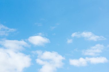 Uçan beyaz bulutlu mavi gökyüzü