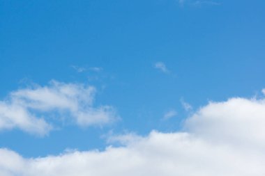 Uçan beyaz bulutlu mavi gökyüzü