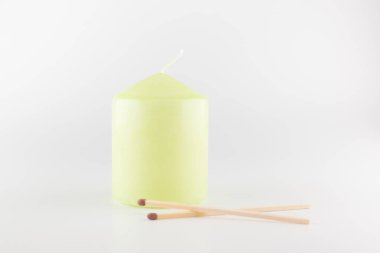 açık yeşil renkli mum beyaz arkaplanda izole 