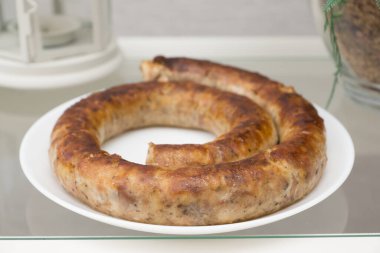 Kızarmış sosis sarılmış, yemeye hazır.