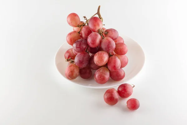 Tros Verse Druiven Ligt Een Bord Een Witte Achtergrond Stockfoto