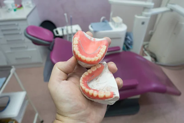 Üretim sürecinde alçı taşı modelleri üzerinde çıkarılabilir diş protezleri