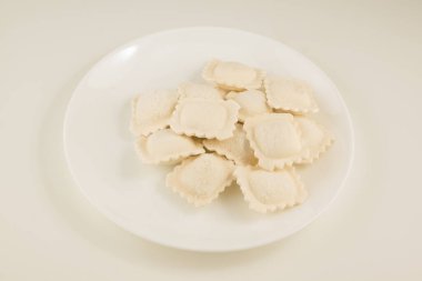 Donmuş hamur köfteleri beyaz arka planda izole edilmiş buzla kaplı. 