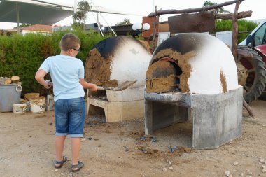 Kömür tezgahlarında et pişirmek için fırın