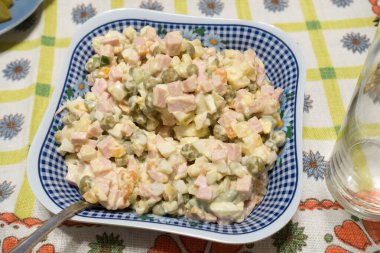 Ziyafet için çeşitli ürünlerin karışımından salata.