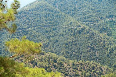 Büyük bir dağın yamacında bulunan dolambaçlı dağ yolu.