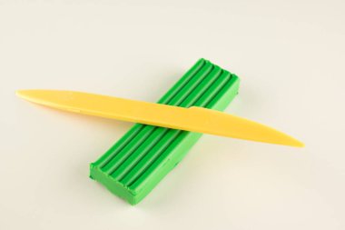 Çocuklar beyaz arka planda izole edilmiş yaratıcılık için mum plastiklerine renk katarlar