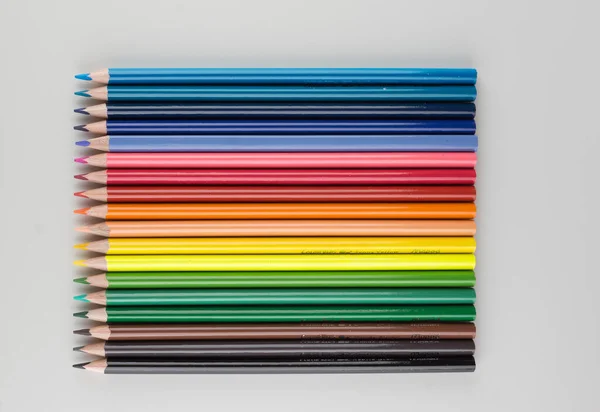 Zestaw Kolorowych Ołówków Ustawionych Prawie Białym Tle — Zdjęcie stockowe