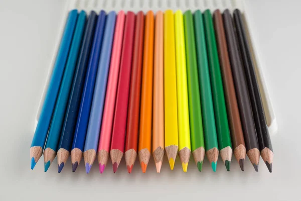 Jeu Crayons Couleur Alignés Peine Sur Fond Blanc — Photo