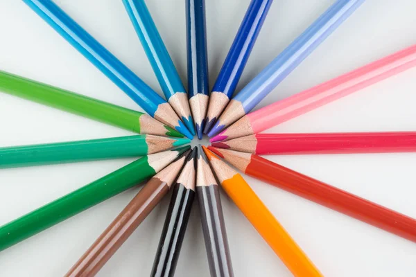 Conjunto Lápices Colores Forrados Por Arco Sobre Fondo Blanco — Foto de Stock