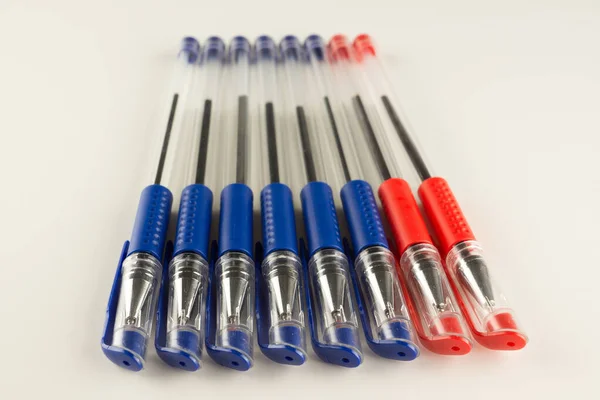 Conjunto Bolígrafos Azules Alineados Apenas Sobre Fondo Blanco — Foto de Stock