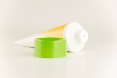 Beyaz arka planda izole edilmiş tıbbi kremi olan tüp