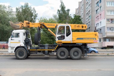 Borisov, Belarus - 11 Temmuz 2019: Büyük inşaat araçları şehir sokaklarında durdu.
