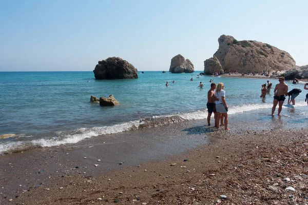 Paphos, Kıbrıs - 27 Temmuz 2019: Afrodit Körfezi, Kıbrıs 'ın batı kıyısında Paphos ve Limasol şehirleri arasında yer alan güzel bir yerdir.. 