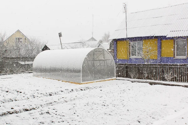 Estufa e neve — Fotografia de Stock