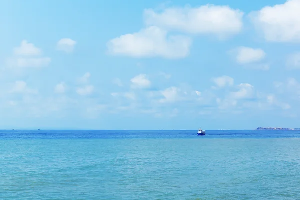 Sea and ship — Stock Photo, Image