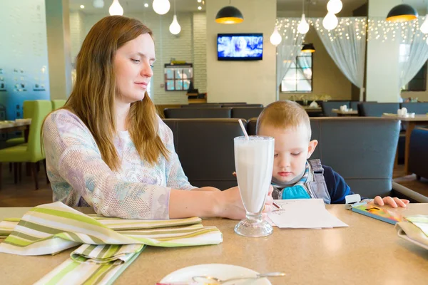 Мать и сын в кафе — стоковое фото