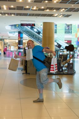 adam içinde çarşı