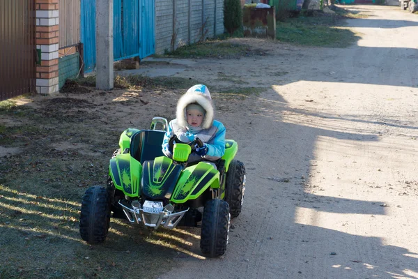 Menino e carro — Fotografia de Stock