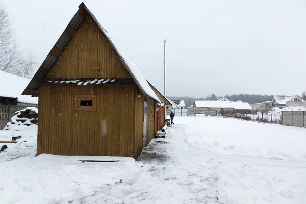 Construções de madeira sob neve — Fotografia de Stock