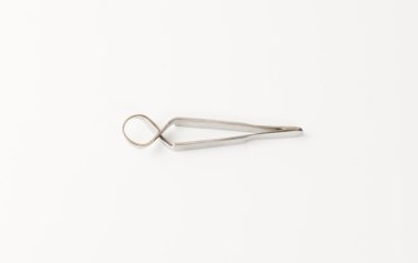 Beyaz bir arka plan üzerinde izole tıp aletleri