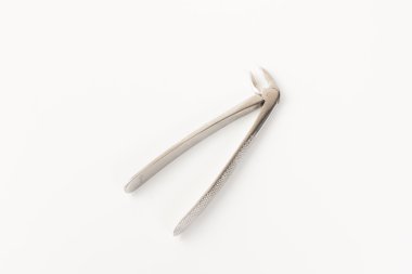 Beyaz bir arka plan üzerinde izole tıp aletleri