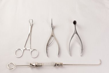 Beyaz bir arka plan üzerinde izole tıp aletleri
