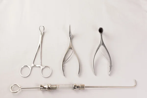 Instrumentos médicos aislados sobre un fondo blanco — Foto de Stock