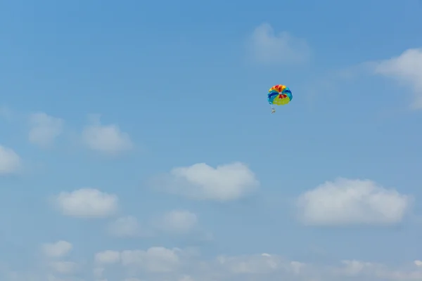 Paracaídas en el cielo sobre el mar — Foto de Stock