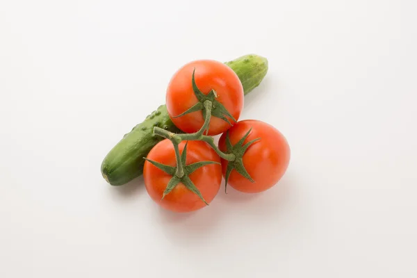 Pomidory i ogórek — Zdjęcie stockowe