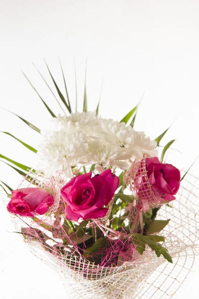 Buquê de flores em um fundo branco — Fotografia de Stock