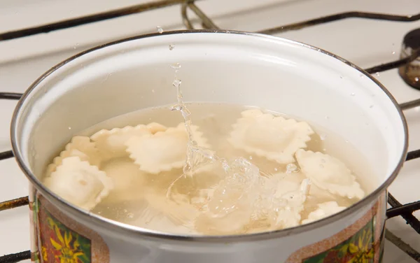 De koks dumplings in een pan met het kokende water — Stockfoto