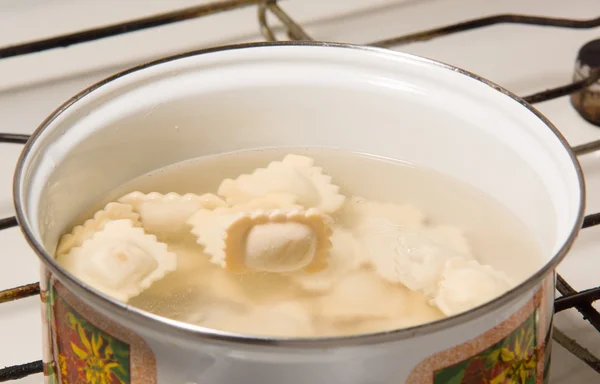 De koks dumplings in een pan met het kokende water — Stockfoto