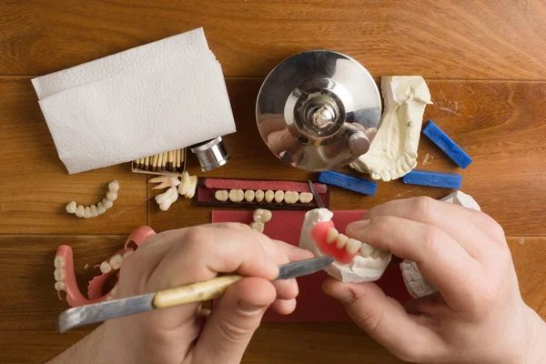 Place of work of the dental technician with hands — Stockfoto