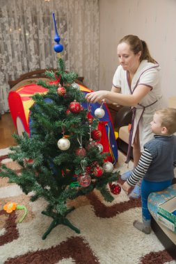 Anne ve oğlu Noel ağacı süslemeleri