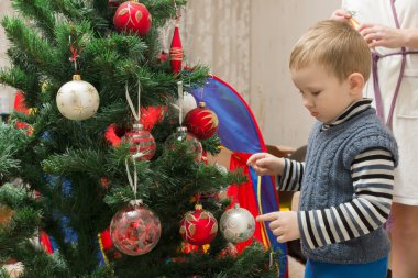 Anne ve oğlu Noel ağacı süslemeleri