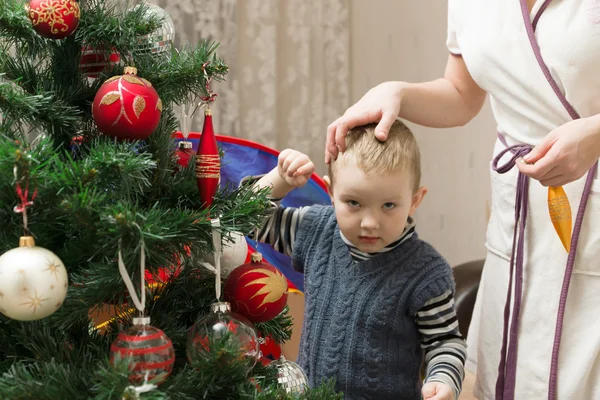 Mama i syn udekorować choinkę — Zdjęcie stockowe