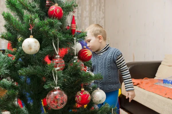 Mama i syn udekorować choinkę — Zdjęcie stockowe