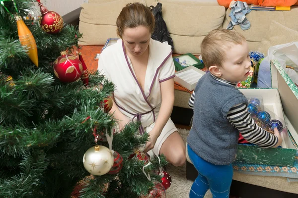 Mama i syn udekorować choinkę — Zdjęcie stockowe