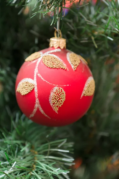 クリスマスに掛かっている赤いボールの形でクリスマスのおもちゃ — ストック写真